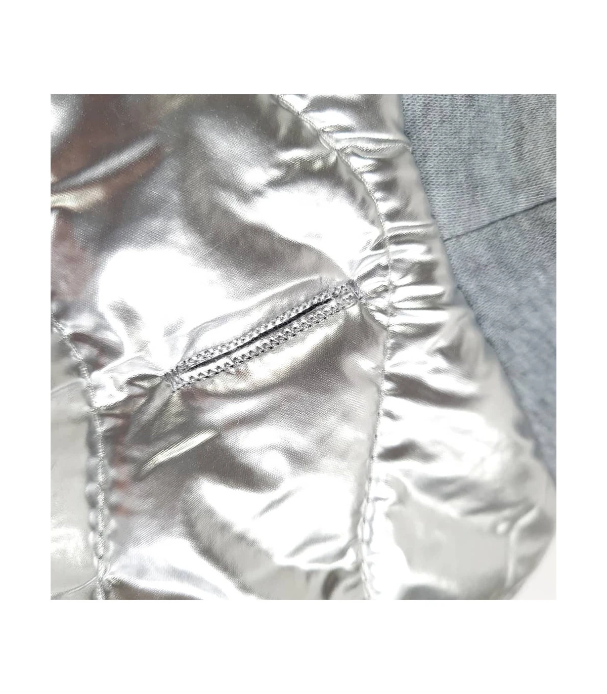 Doudoune Matelassé Métalisé Argenté à Capuche Mesos Freedog 4 Doudoune Matelassé Métalisé Argenté à Capuche Mesos Freedog – Image 4